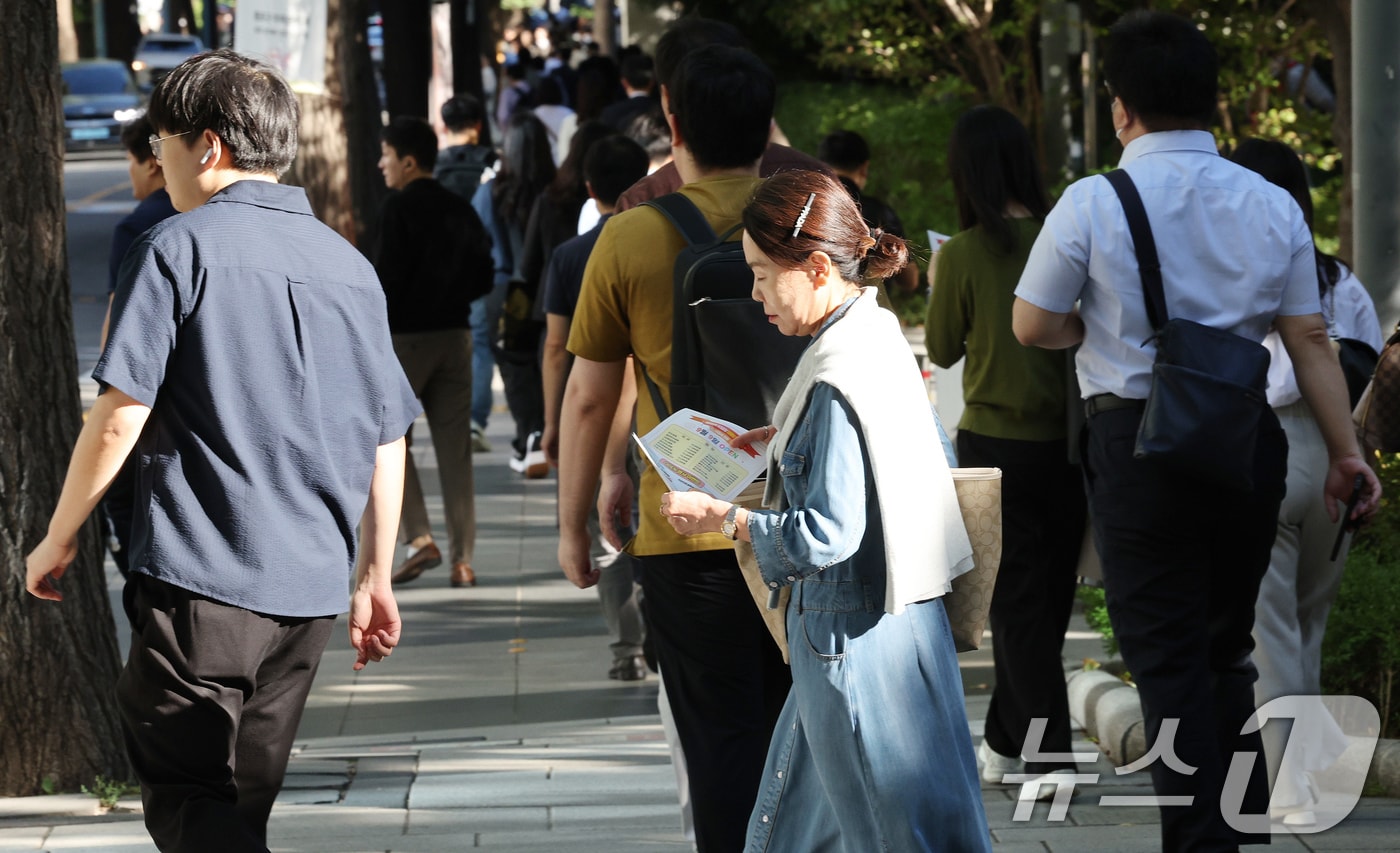 일교차가 커지며 출근길 쌀쌀한 날씨를 보인 24일 오전 서울 종로구 광화문광장 인근에서 긴 옷과 짧은 옷을 시민들이 길을 걷고 있다. 2024.9.25/뉴스1 ⓒ News1 장수영 기자