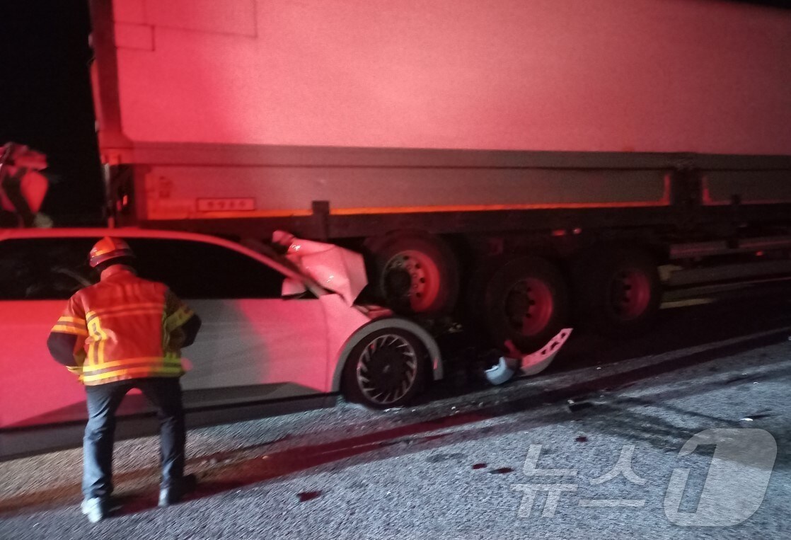 지난 23일 오후 9시 52분쯤 경북 구미시 선산읍 중부내륙고속도로 창원방향 120㎞지점에서 화물차 2대와 승용차 1대 등 2중 추돌사고가 나자 구급대원이 수습 중이다.(경북소방본부 제공)