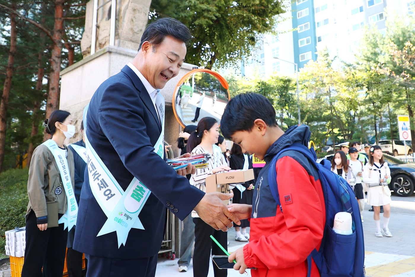 김성제 경기 의왕시장이 24일 갈뫼초등학교 일대에서 유관기관·단체 합동 &#39;어린이 교통안전 캠페인&#39;을 진행하고 있다. &#40;의왕시 제공&#41; 2024.9.24/뉴스1