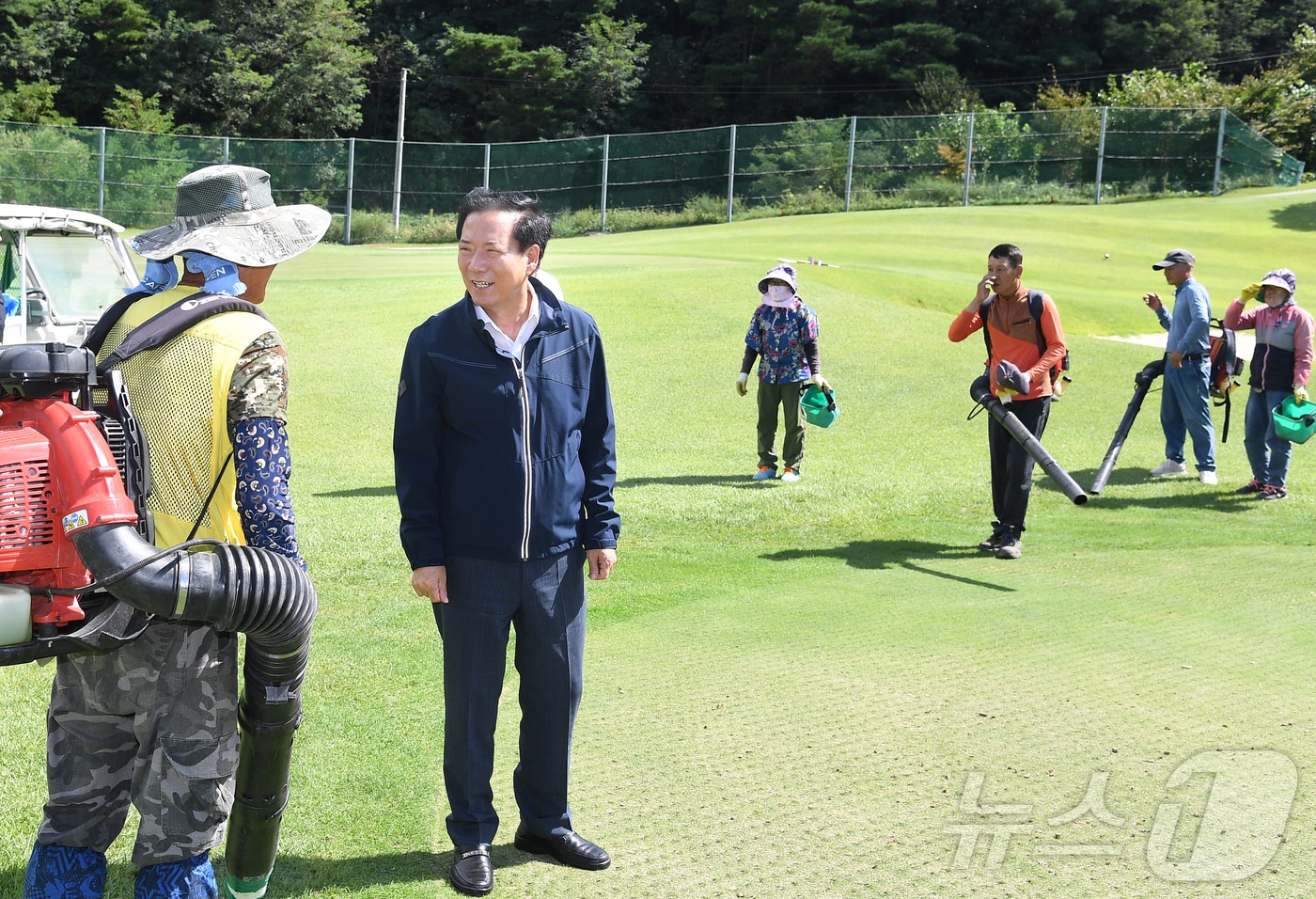 구인모 거창군수가 23일 내년부터 직영으로 운영할 친환경 대중골프장 &#39;에콜리안 거창CC&#39;를 현장 점검하고 있다&#40;거창군 제공&#41;. 2024.9.23