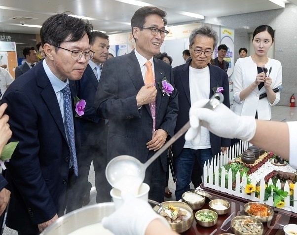 24일 함진규 한국도로공사 사장&#40;왼쪽 두번째&#41;과 김희태 휴게시설 처장&#40;첫번째&#41;, 외부 평가위원이 휴게소 음식 설명을 듣고 있다.&#40;도로공사 제공&#41; 2024.9.24/뉴스1