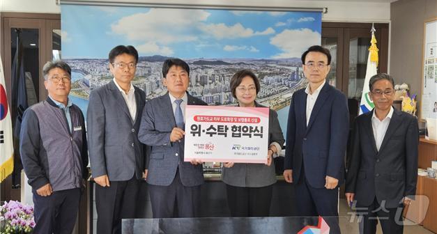 최영환 국가철도공단 수도권본부장&#40;왼쪽 세 번째&#41;과 박희영 용산구청장&#40;오른쪽 세 번째&#41;이 24일 용산구청장실에서 협약을 맺은 후 기념촬영을 하고 있다. &#40;국가철도공단 제공&#41;/뉴스1 