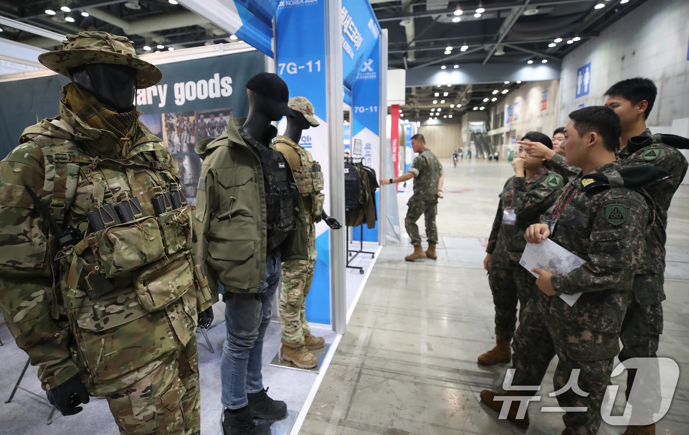25일 경기 고양시 일산서구 킨텍스에서 열린 제6회 대한민국방위산업전(DX KOREA 2024)에서 군 관계자들이 전투복을 살펴보고 있다. 2024.9.25/뉴스1 ⓒ News1 임세영 기자