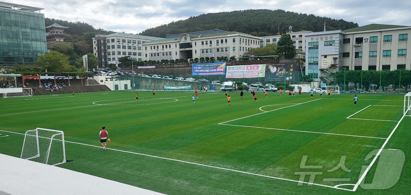 동명대학교 캠퍼스 내 새롭게 조성된 국제 규격 축구장. (동명대 제공)