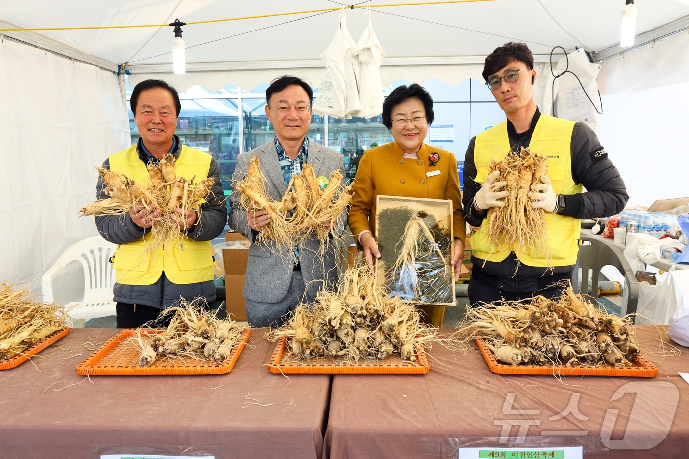 지난해 열린 이천인삼축제에서 김경희 시장&#40;오른쪽 두번째&#41;이 축제 관계자들과 기념촬영을 하고 있는 모습.&#40;이천시 제공&#41;