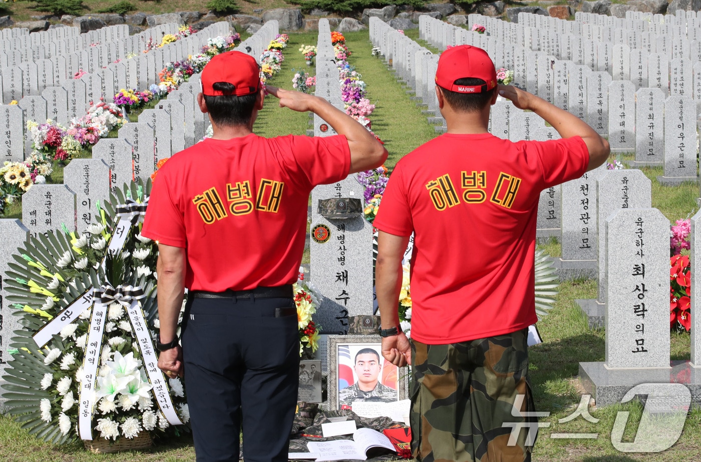 故 채수근 해병 전역일인 26일 대전 유성구 국립대전현충원 묘역에서 해병대예비군연대 회원들이 고인을 추모하고 있다. 2024.9.26/뉴스1 ⓒ News1 김기태 기자