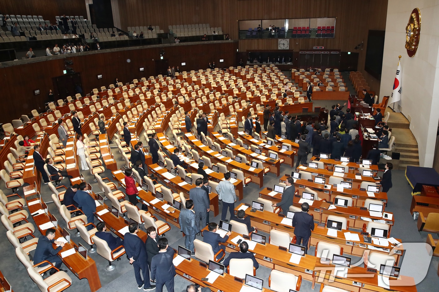 26일 오후 서울 여의도 국회에서 열린 제418회국회&#40;정기회&#41; 제9차 본회의에서 야당 의원들이 &#39;방송4법·노란봉투법·민생회복지원금법&#39; 재표결이 부결되자 규탄대회를 위해 본회의장을 퇴장, 여당 의원들이 우원식 국회의장에게 항의하고 있다. 2024.9.26/뉴스1 ⓒ News1 이광호 기자