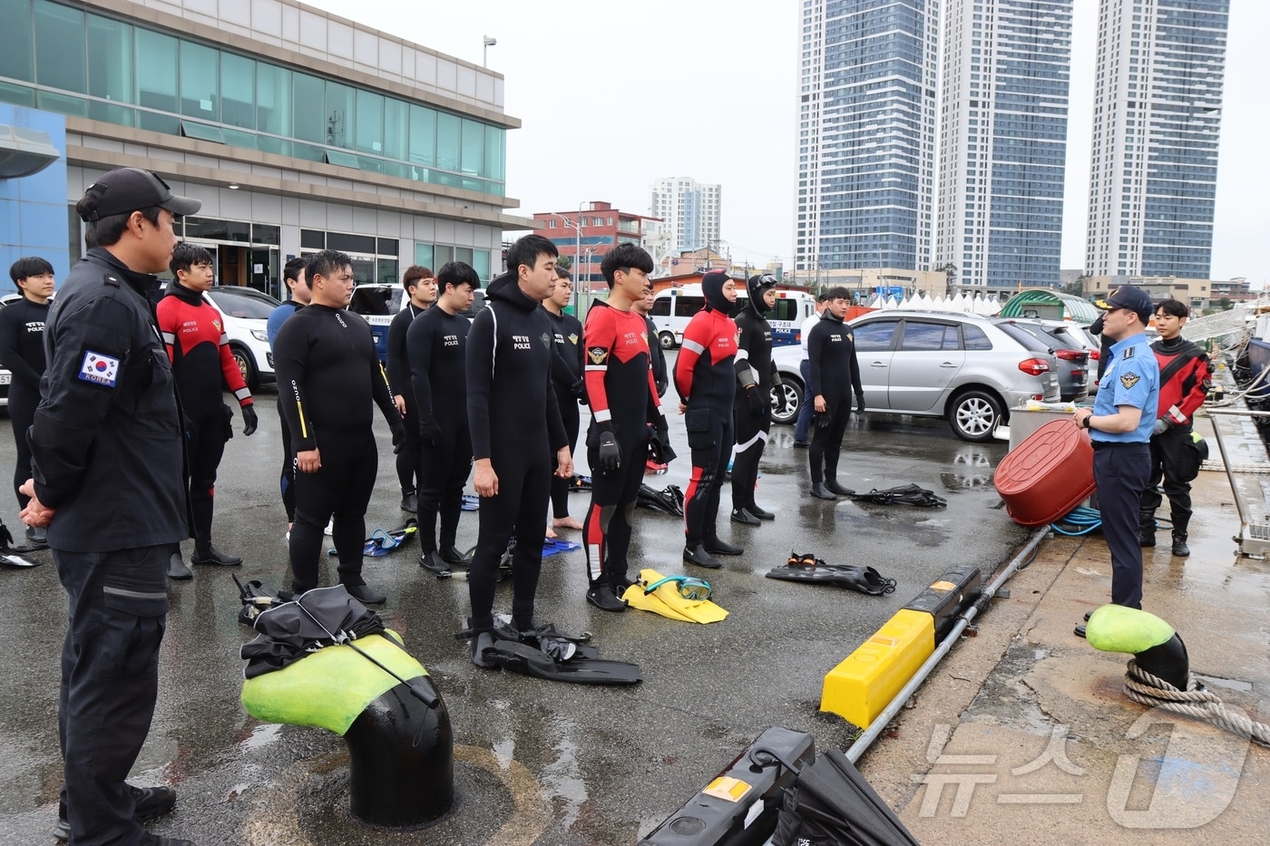 이우수 속초해경서장이 26일 긴급구조 훈련에 나선 현장 경찰관들을 격려하고 있다.&#40;속초해경 제공&#41; 2024/9/26/뉴스1