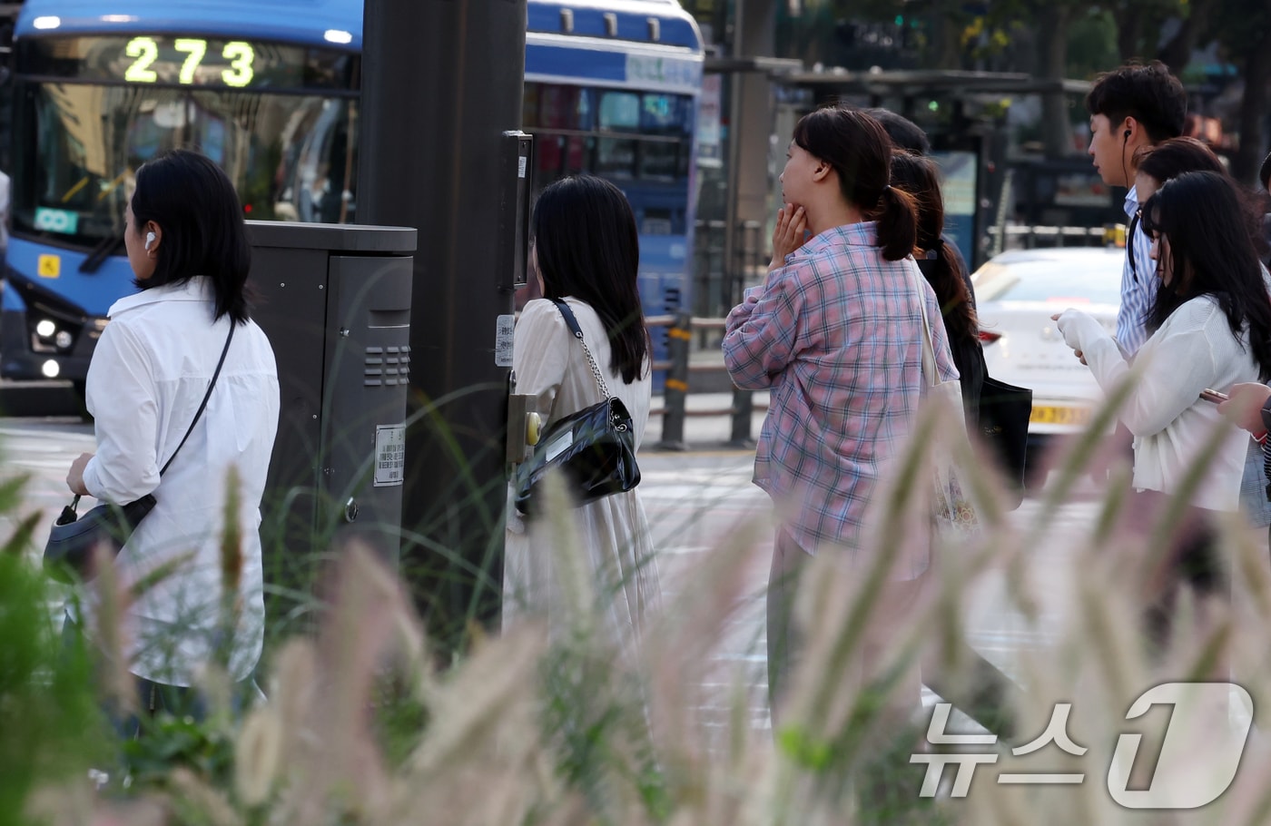 서늘한 날씨를 보인 27일 서울 광화문 네거리에서 시민들이 긴소매 옷을 입고 출근하고 있다. 2024.9.27/뉴스1 ⓒ News1 김명섭 기자