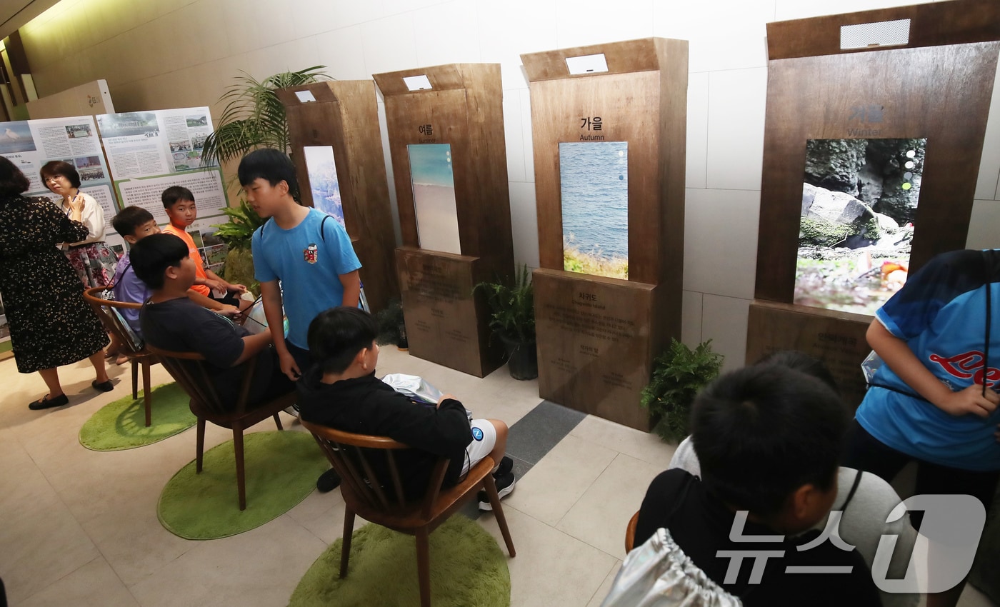 학생들이 27일 제주부영호텔&리조트에서 열린 '2024 제주플러스 국제환경포럼' 제주도교육청 부스에서 전시와 체험활동을 즐기고 있다. 2024.9.27/뉴스1 ⓒ News1 오현지 기자