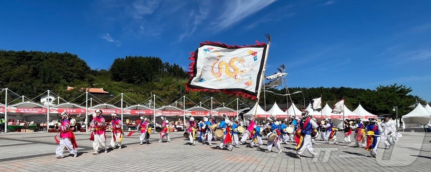 전북자치도 진안군의 무형 유산인 중평농악과 진안고원형옹기장이 오는 10월 3~6일 마이산 북부 일원에서 열리는 홍삼축제에서 공개 시연회를 진행한다.&#40;진안군 제공&#41;2024.9.27/뉴스1