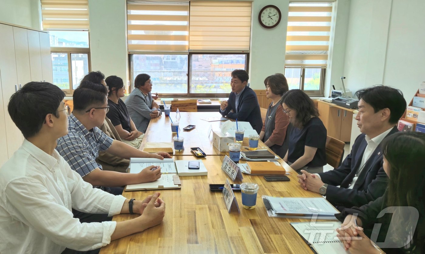 진형석 전북자치도의회 교육위원장&#40;오른쪽 끝&#41;이 전주중산초등학교 학교운영위원들과 간담회를 갖고 있다.&#40;의회제공&#41;2024.9.27/뉴스1