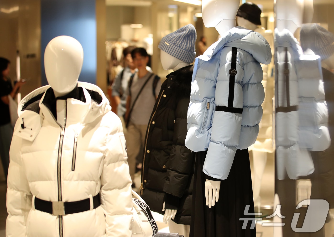 "모니터링·제재 강화"...패딩 충전재 논란에 칼 빼 든 패션업계 - 뉴스 썸네일 이미지