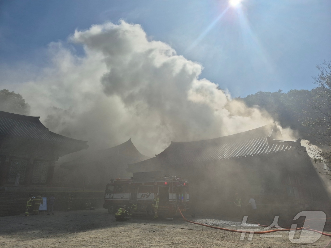 29일 오전 9시 51분쯤 광주 동구 증심사 공양간에서 불이 나 소방당국이 진화 작업을 하고 있다. &#40;광주 동구 제공&#41; 2024.9.29/뉴스1 