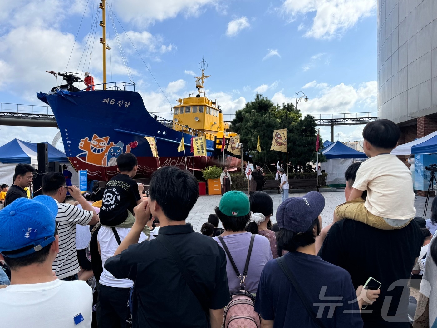 28일 '2024 울산고래축제'가 열린 울산박물관 고래마당에서 시민들이 실경뮤지컬을 관람하고 있다.2024.9.28. ⓒ News1 김세은 기자