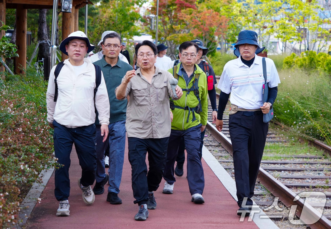 강기정 광주시장이 고광완 행정부시장, 박필순·최지현 시의원, 시민단체, 관계 공무원 등과 28일 도시철도 2호선 1단계 구간 친환경 녹색도로 조성을 위해 남구 푸른길 공원을 답사하고 있다.&#40;광주시 제공&#41;2024.9.29/뉴스1 