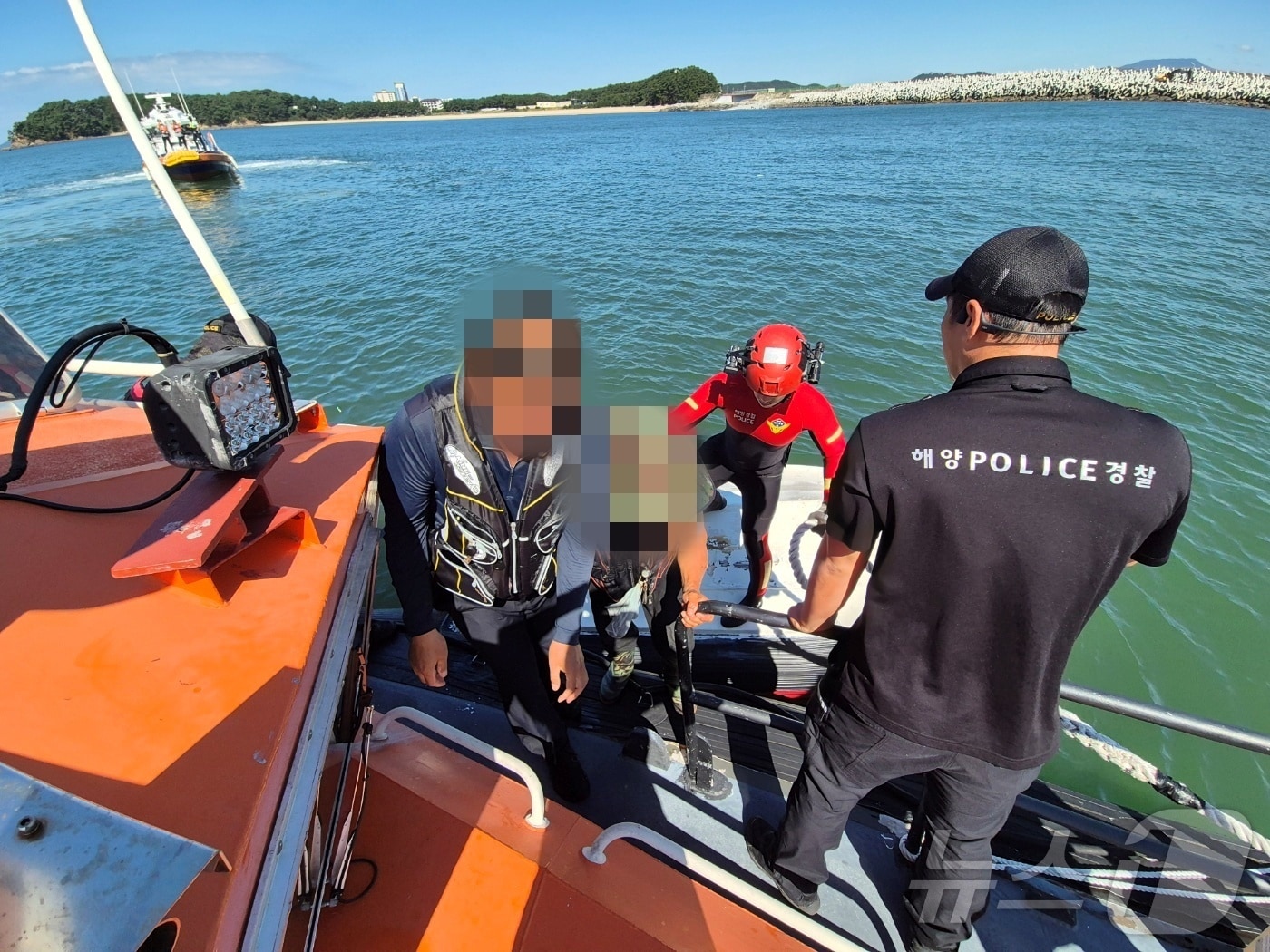 29일 오전 충남 보령 남포방조제 인근 해상에서 보트가 전복되는 사고가 발생, 해경이 승선원 구조 작업을 하고 있다. &#40;보령해경 제공&#41; /뉴스1