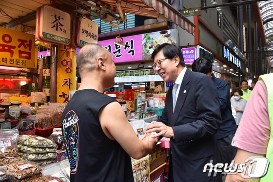 박형준 부산시장이 20일 전통시장을 찾아 상인들을 격려하고 있다02023.9.20.&#40;부산시청 제공&#41;