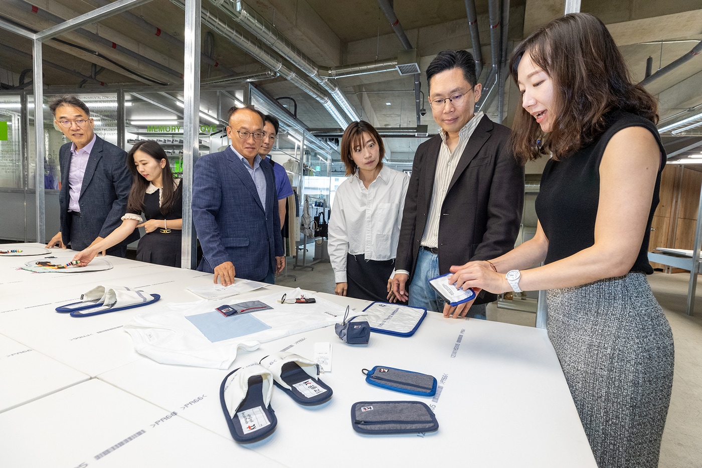  서울시 강남구에 위치한 &#39;래코드&#39; 청담 플래그십 스토어에서 관계자들이 업사이클링 굿즈 샘플을 확인하고 있다. &#40;KT 제공&#41; 