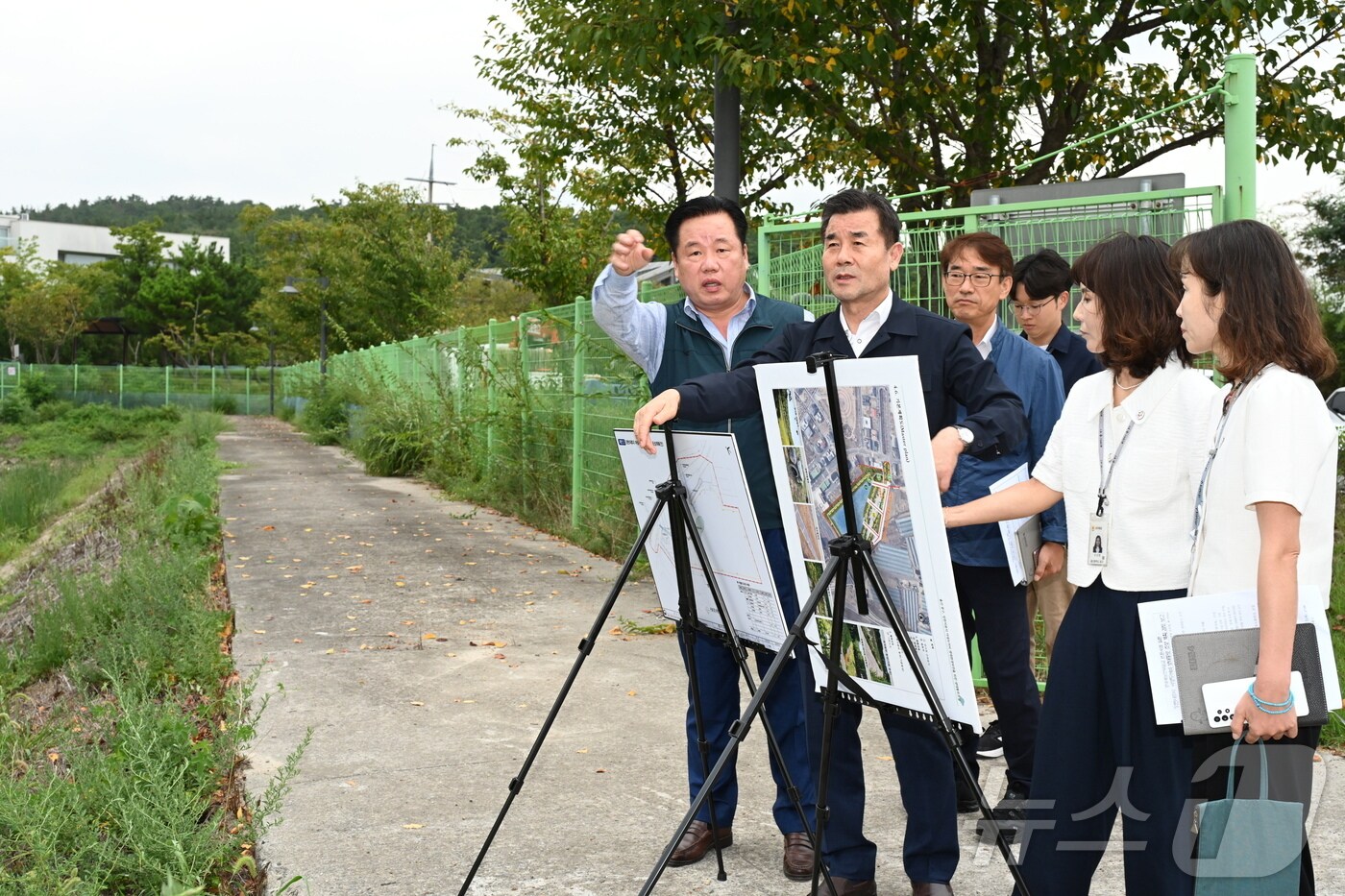 김영길 중구청장과 김도운 중구의원이 최근 장현저류지를 함께 찾아 생태공원화 조성을 논의했다.&#40;중구의회 제공&#41;