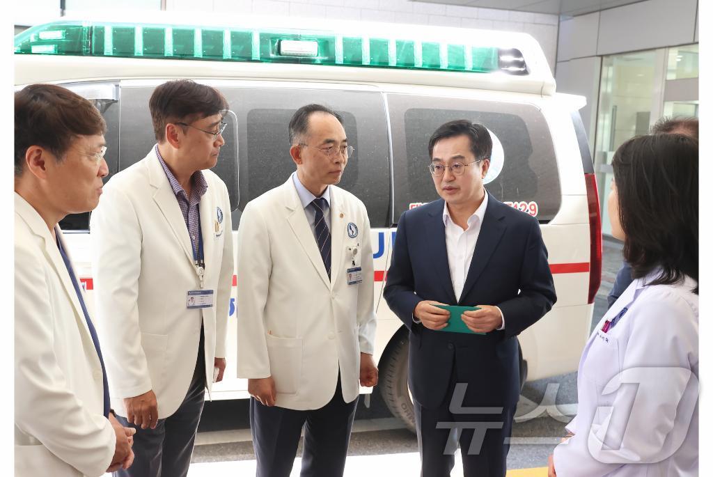 8월30일 오후 김동연 경기도지사가 아주대학교병원을 방문해 의료현안과 관련한 현장간담회를 하고 있다.(경기도 제공)/