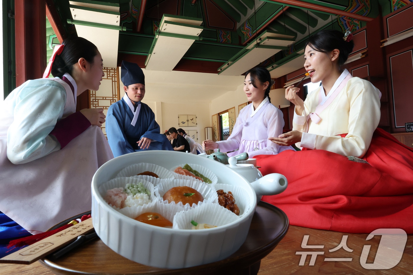 서울 종로구 경복궁에서 열린 2024년 하반기 경복궁 생과방 사전행사 참석자들이 궁중다과와 약차를 체험하고 있다. 2024.9.3/뉴스1 ⓒ News1 이동해 기자