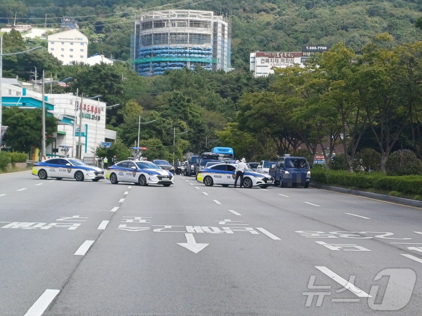 3일 오후 1시33분쯤 부산 제2만덕터널 동래→북구 만덕 방향 도로 바닥 맨홀 뚜껑에서 연기가 난다는 신고가 접수돼 경찰이 현장을 통제하고 있다.2024.9.3.&#40;부산경찰철 제공&#41;