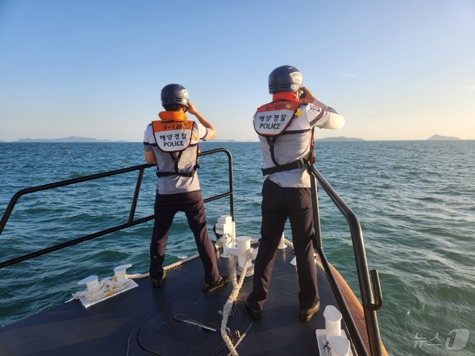 지난 28일 오후 3시 35분쯤 전남 완도군 금일도 동방 100m 인근해상에서 수하식 양식업 선장 1명이 탄 어선 A호가 전복됐다는 신고가 접수돼 완도해경이 수색하고 있다. &#40;완도해경 제공&#41;2024.9.30/뉴스1