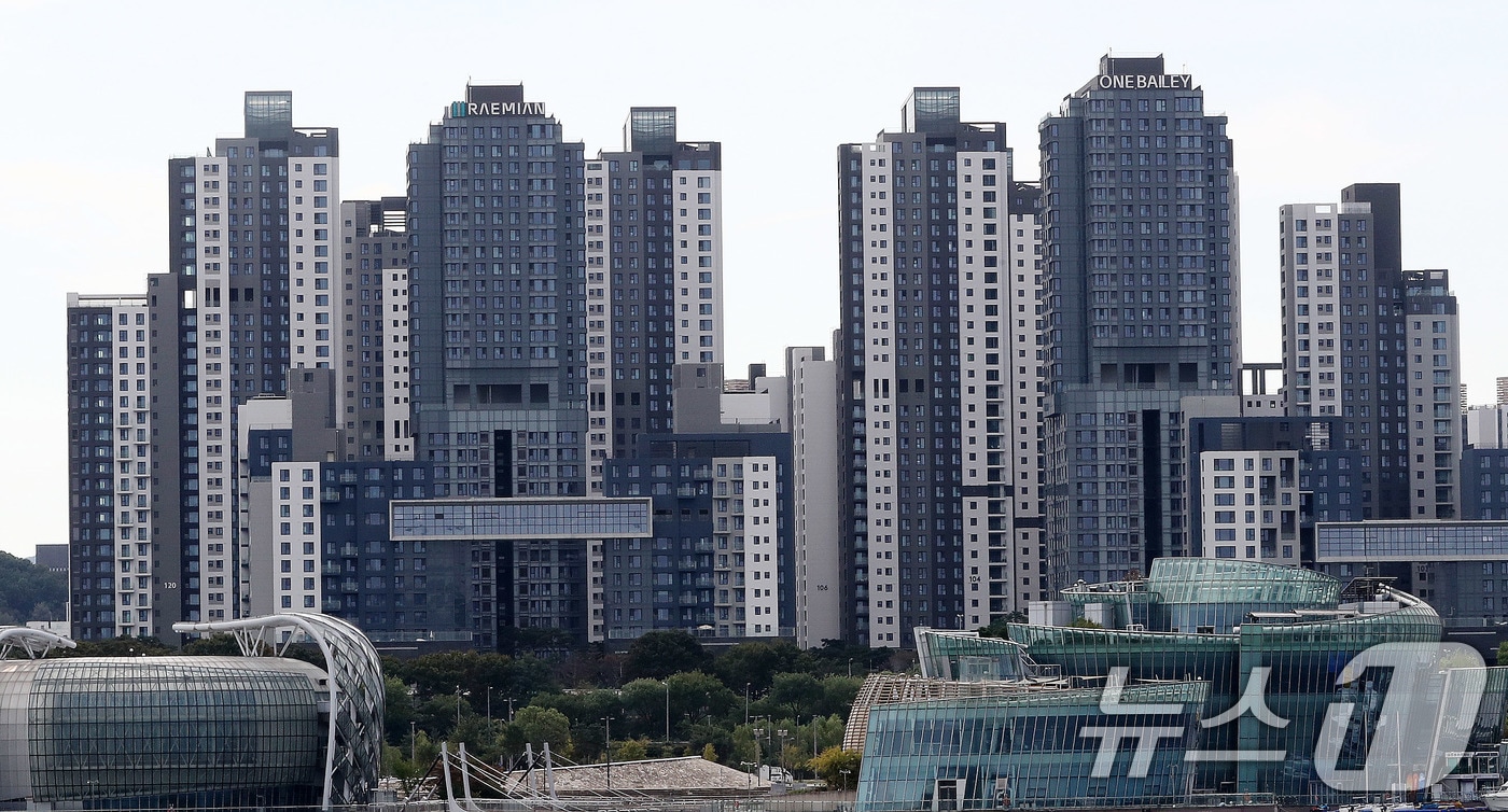 [단독] '평당 2억' 원베일리, 메가커피 창업자 하형운 전 대표가 매입 - 뉴스 썸네일 이미지