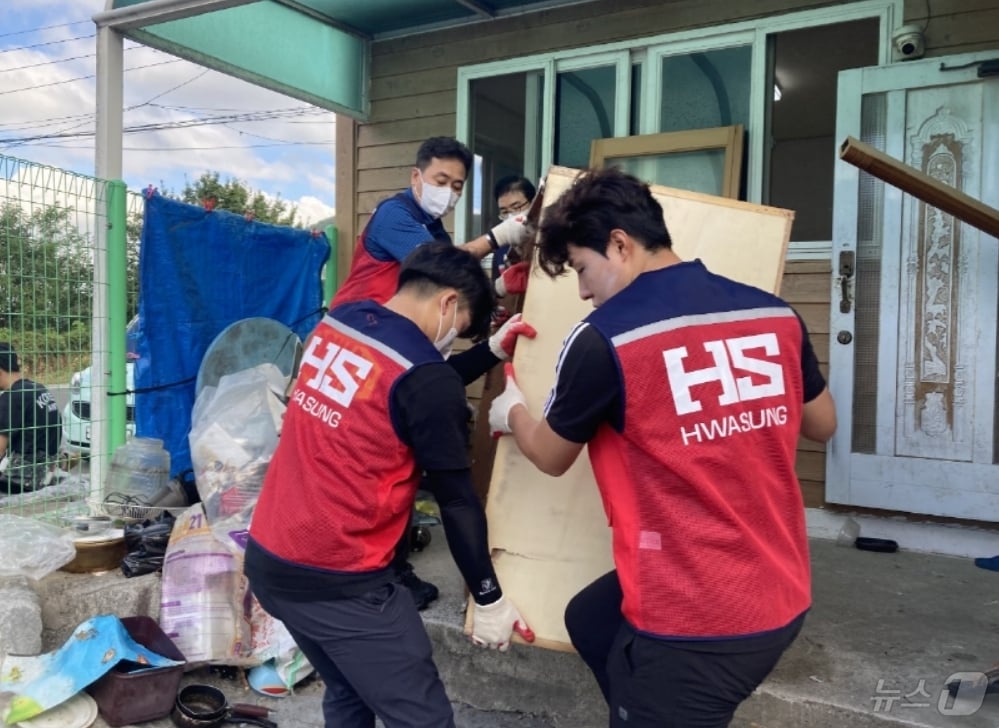 HS화성 자원봉사단이 대구 달성군 옥포읍의 시각장애 어르신 집을 방문해 노후 가구를 치우는 등 사랑의 집수리 봉사활동을 펼치고 있다.&#40;HS화성 제공&#41;