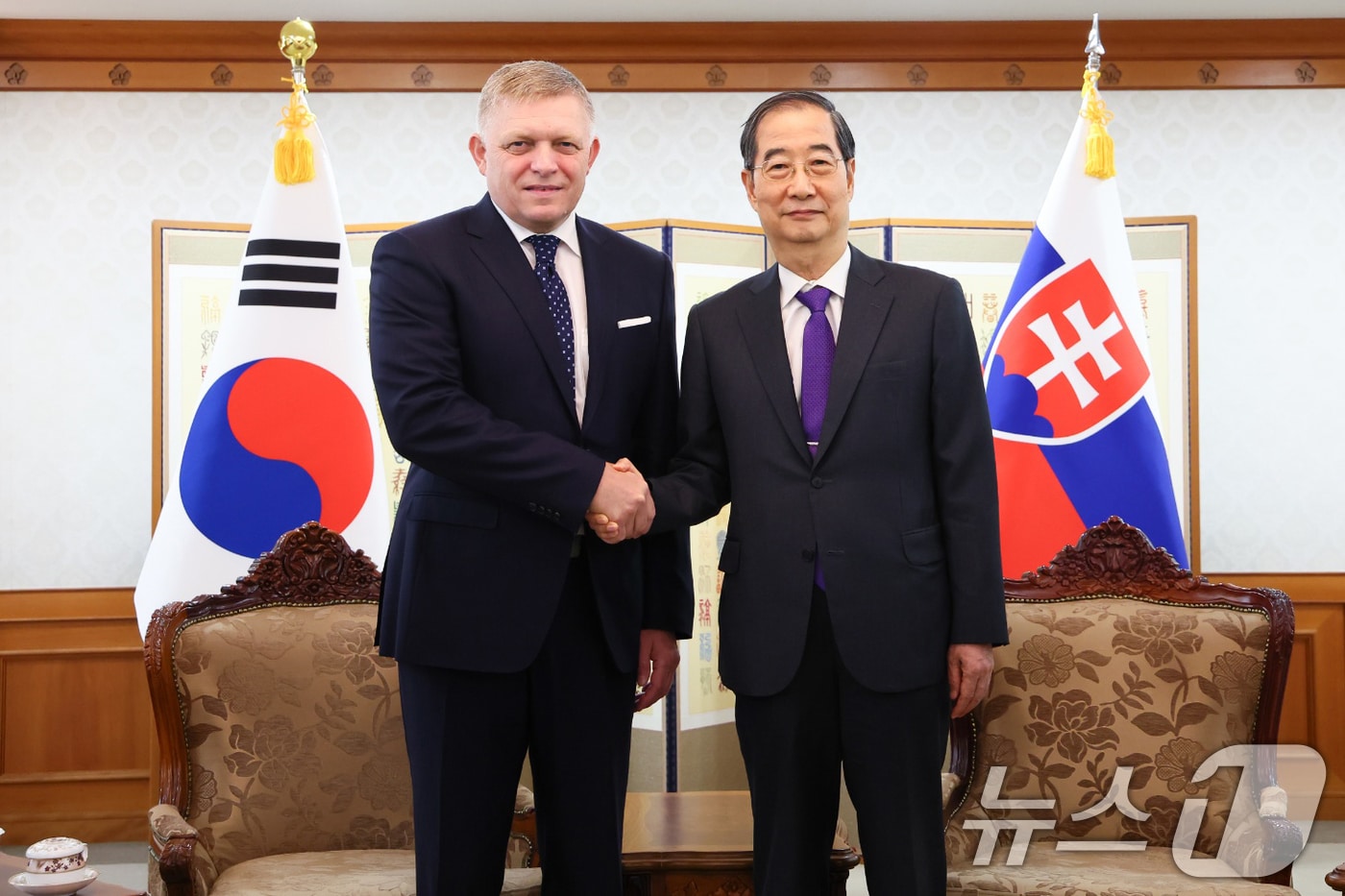 한덕수 국무총리가 30일 오후 서울 종로구 정부서울청사에서 로베르트 피초&#40;Robert Fico&#41; 슬로바키아 총리와 면담을 갖고 있다. &#40;총리실 제공&#41; 2024.9.30/뉴스1 ⓒ News1 임세영 기자