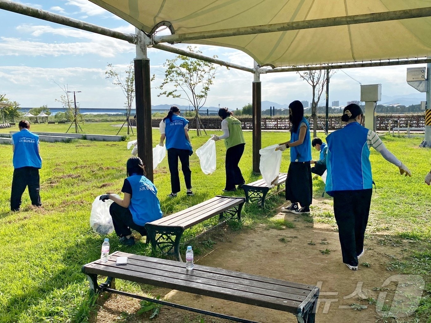 지난 3일 에어부산 임직원들이 부산 삼락생태공원에서 환경정화 봉사활동을 실시하고 있다.(에어부산 제공)