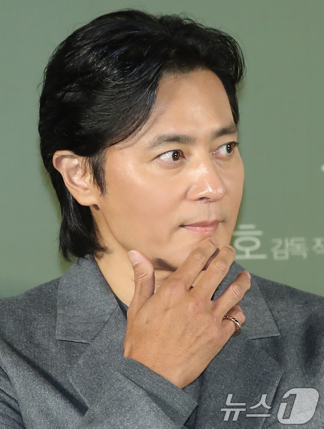 배우 장동건이 4일 서울 광진구 건대 롯데시네마에서 열린 영화 '보통의 가족'(감독 허진호) 제작보고회에서 생각에 잠겨 있다. '보통의 가족'은 서로 다른 신념의 두 형제 부부가 우연히 끔찍한 비밀을 마주하게 되면서 벌어지는 이야기를 그린 작품이다. 2024.9.4/뉴스1 ⓒ News1 권현진 기자