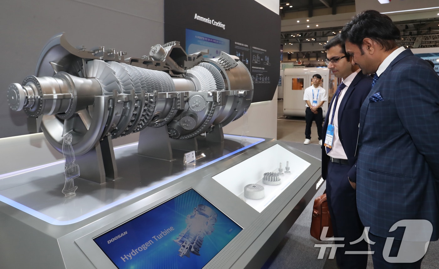 4일 부산 해운대구 벡스코 제1전시장에서 열린 '2024 기후산업국제박람회'에서 관람객들이 두산에너빌리티 부스를 찾아 수소터빈 모형을 둘러보고 있다2024.9.4/뉴스1 ⓒ News1 윤일지 기자