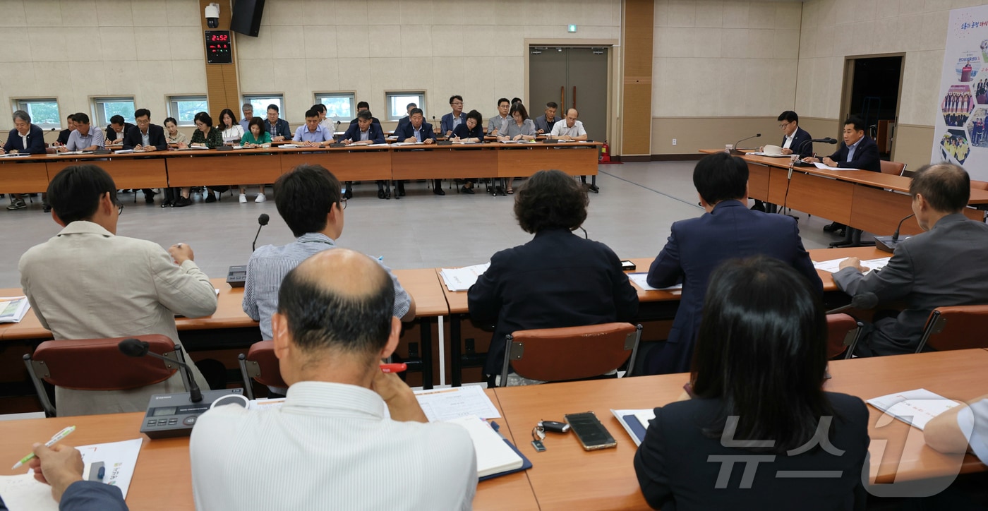 나동연 양산시장이 3일 시청 대회의실에서 열린 &#39;시장 공약사항 부진부서 대책 보고&#39; 관리자회의를 주재하고 있다. &#40;양산시 제공&#41;