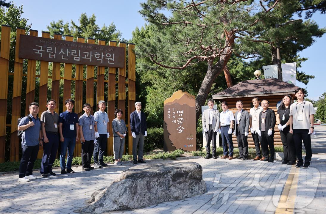 국립산림과학원 산림청 대한민국 100대 명품숲 선정 기념 입간판 제막식 &#40;산림청 국립산림과학원 제공&#41;/뉴스1 