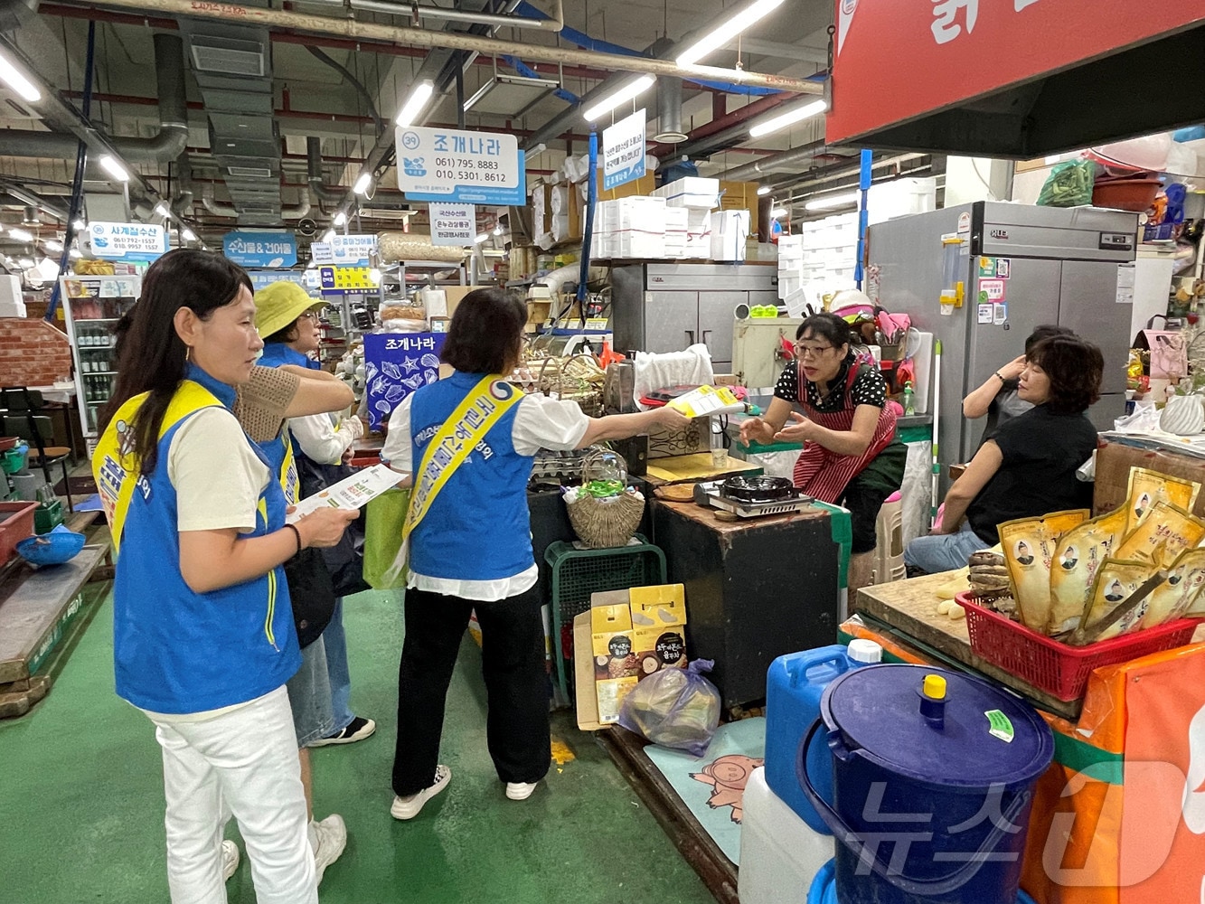 광양시가  농·축산물의 원산지표시 이행 여부 및 부정 유통 행위 근절을 위해 합동 특별 지도단속을 실시하고 있다&#40;광양시 제공&#41;2024.9.4/