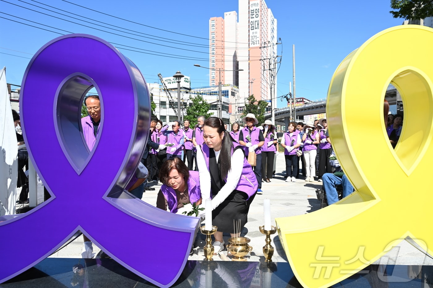 4일 광주 남구가 세월호·이태원 희생자를 추모하기 위해 백운광장에 설치한 경관조형물에서 참사 유가족들이 참여한 가운데 제막식을 진행하고 있다.&#40;광주 남구 제공&#41;2024.9.4/뉴스1 