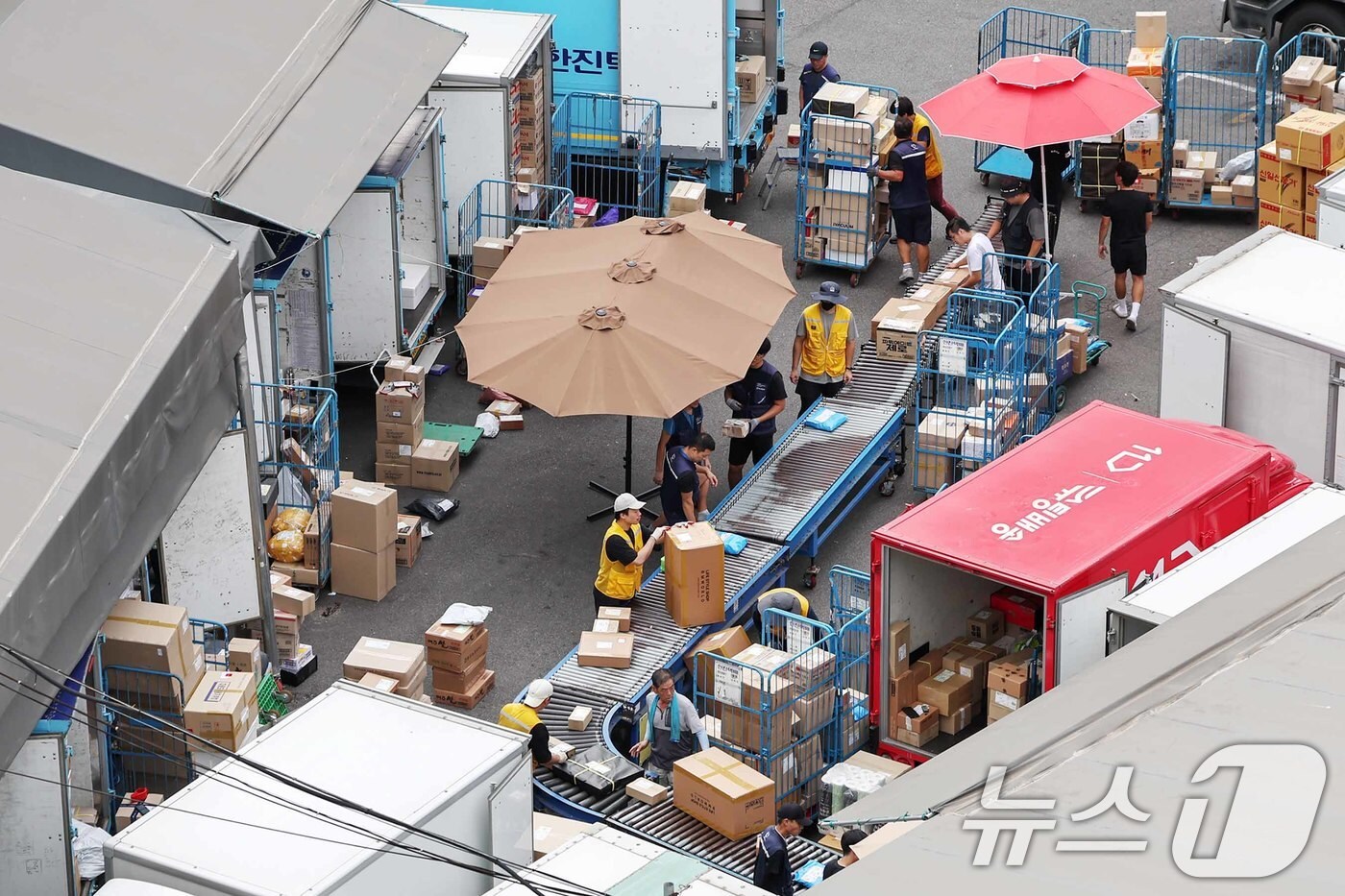 서울의 한 택배 물류센터에서 택배 기사들이 분주히 배송 준비 작업을 하고 있다. 2024.9.5/뉴스1 ⓒ News1 민경석 기자