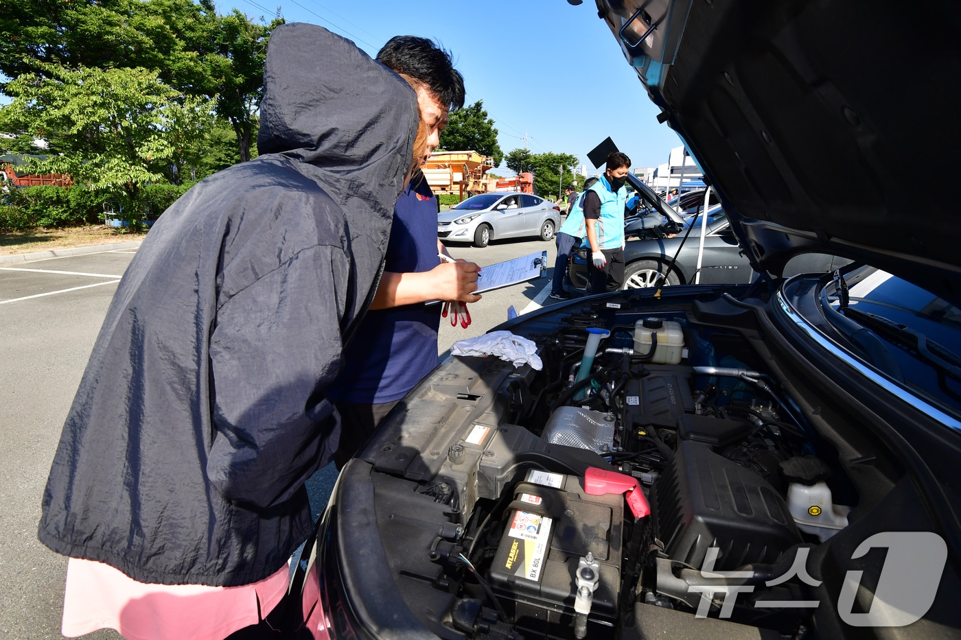 지난해 9월 경북 포항시 남구 포항야구장 주차장 앞에서 열린 추석맞이 자동차 무상점검 서비스장을 찾은 시민이 차량 상태에 대해 안내를 받고 있다. 2024.9.5/뉴스1 ⓒ News1 최창호 기자