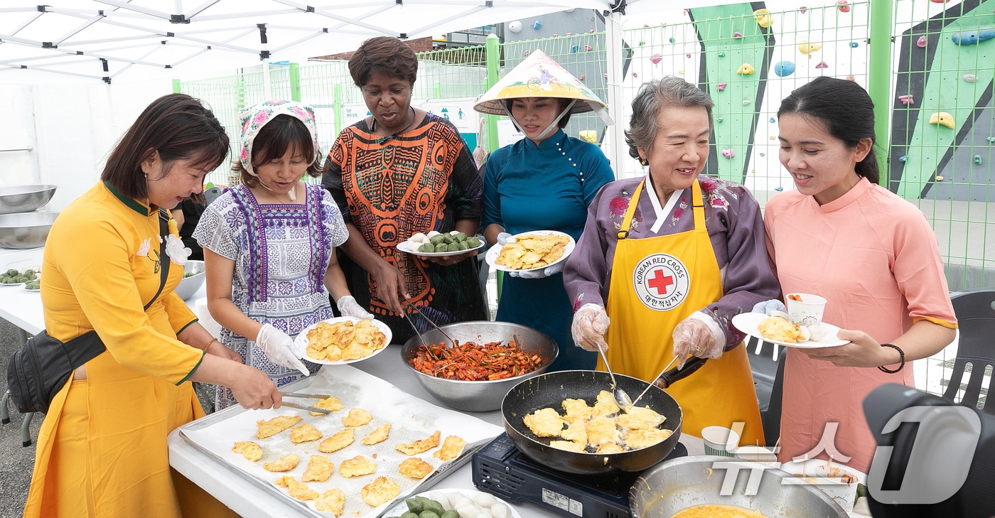 서울 양천구 대한적십자사 서울지사 서부 봉사관에서 열린 '다같이학교 한가위축제'에서 다문화 이웃들이 한국 추석음식 체험을 하고 있다. 2024.9.5 ⓒ 뉴스1 이승배 기자
