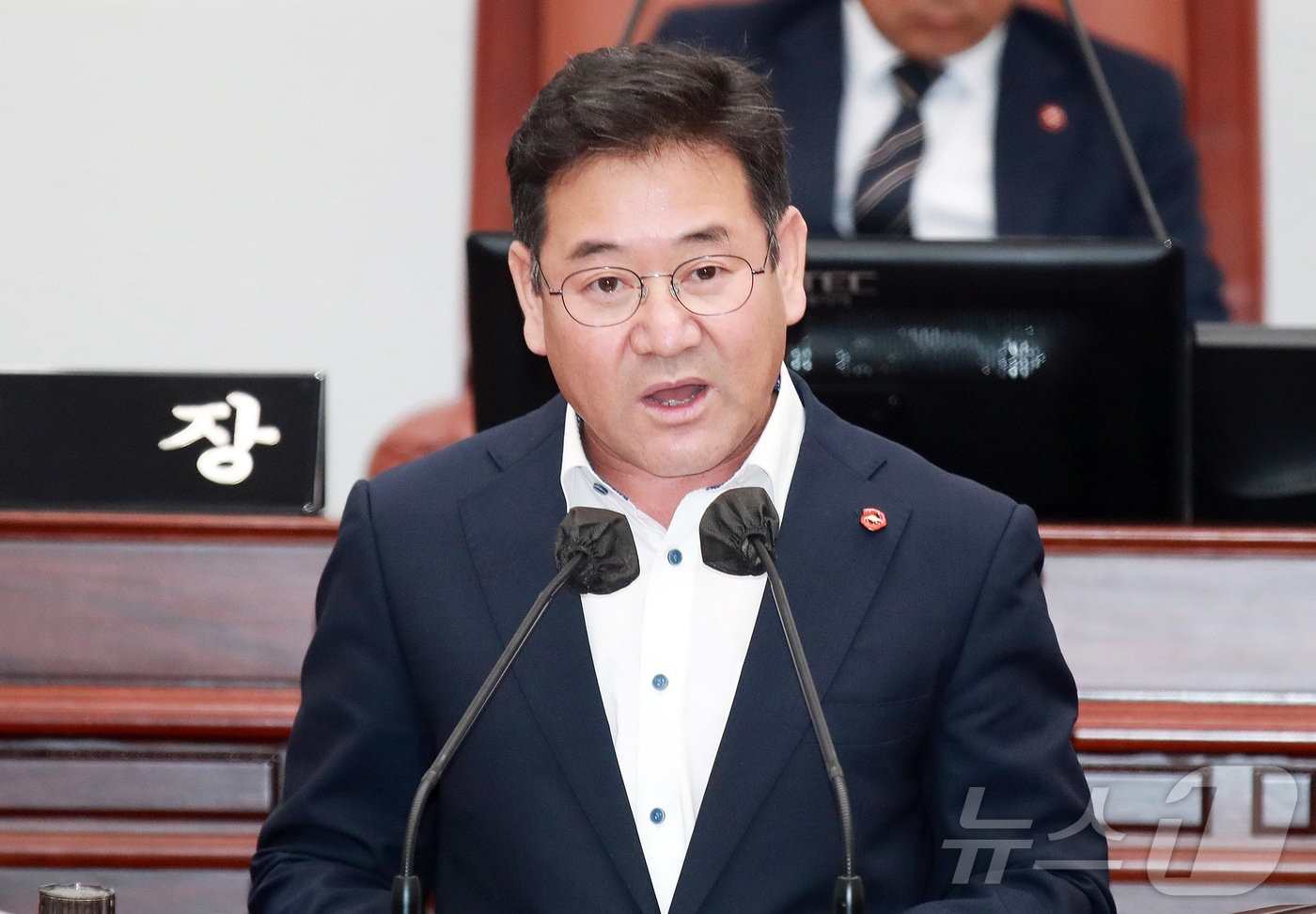 정민구 제주특별자치도의회 환경도시위원장(더불어민주당·제주시 삼도1·2동)이 5일 오전 제431회 도의회 임시회 제4차 본회의에서 오영훈 지사를 상대로 도정질문을 하고 있다.(제주특별자치도의회 제공)