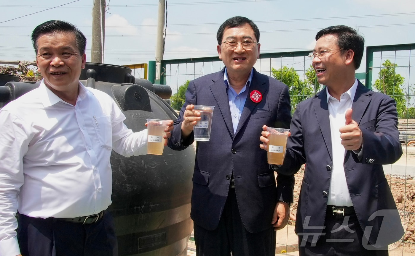 5일 주낙영 경북 경주시장(가운데)이 베트남 하노이 동아인구 번하 띠엣홍마을에서 레쭝껸 동아인구 당서기 등과 함께 물 정화 기술인 'GK-SBR'을 시연하고 있다. 주낙영 시장이 하수를 정화한 먹는 물을 들고 기념촬영을 하고 있다. (경주시제공) 2024.9.5/뉴스1  