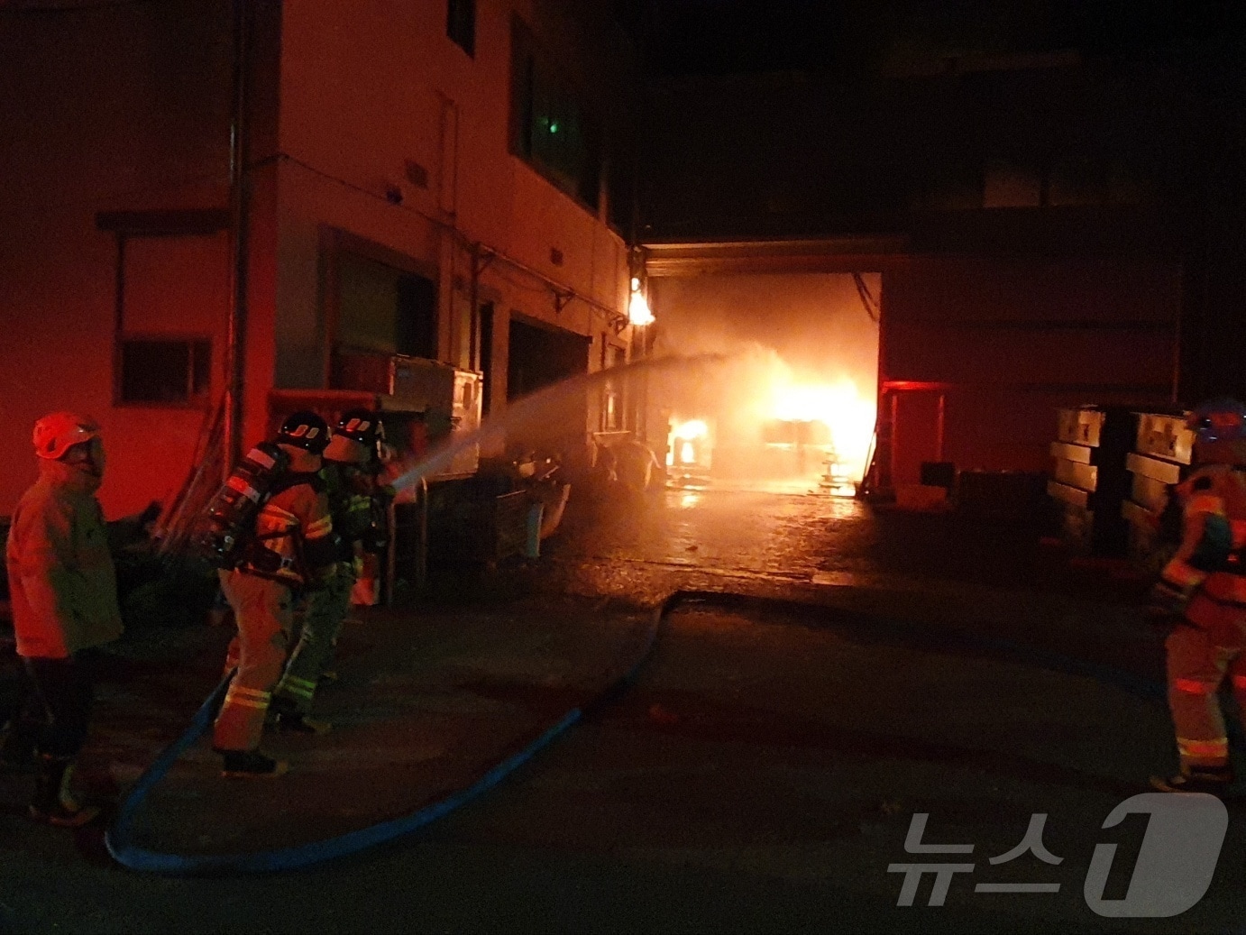 6일 오전 1시 32분쯤 부산 강서구 송정동 한 금속제조 공장에서 불이 났다.&#40;부산소방재난본부 제공&#41; 