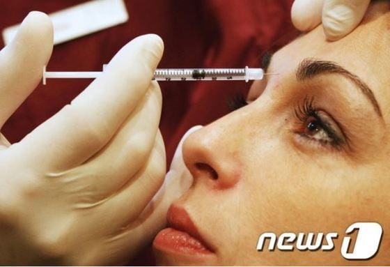 한 여성이 보톡스 시술을 받고 있다. &#40;사진=AFP&#41; ⓒ News1