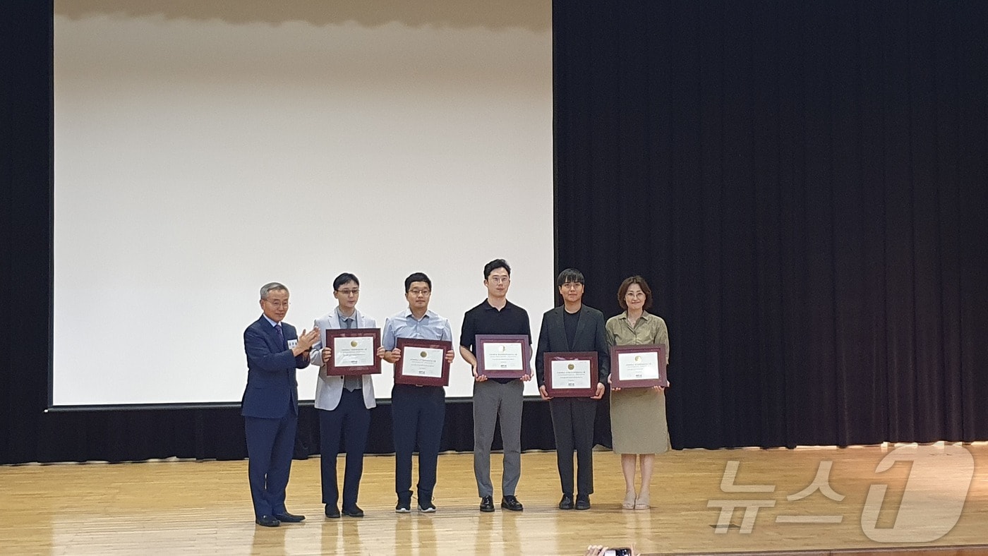 가천대가 5일 열린 공학교육인증 워크숍 행사에서 NGR 프로그램 인증서를 받고 기념사진을 촬영하고 있다.&#40;가천대 제공&#41;/