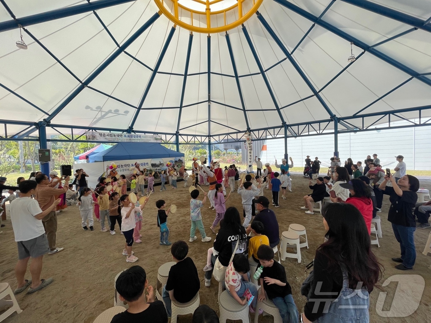 정읍시립농악단이 폭염 휴식기를 마치고 매주 토요일마다 ‘정읍농악 9경가세~’ 공연을 다시 시작한다. 정읍시립농악단 공연모습&#40;정읍시 제공&#41;2024.9.6/뉴스1 