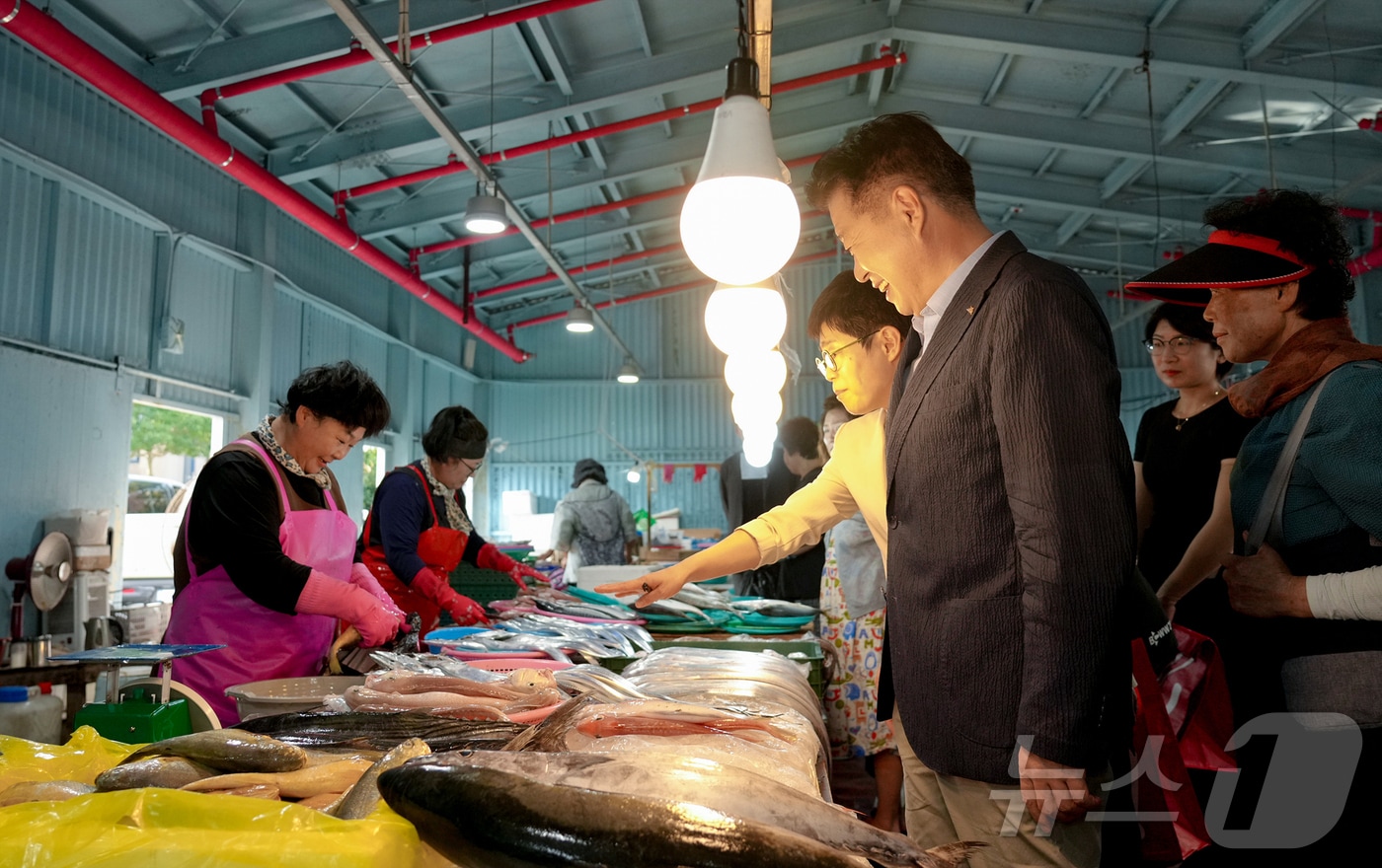 오영훈 제주지사가 7일 표선오일시장을 찾아 상인과 인사를 나누고 있다.&#40;제주도 제공&#41;