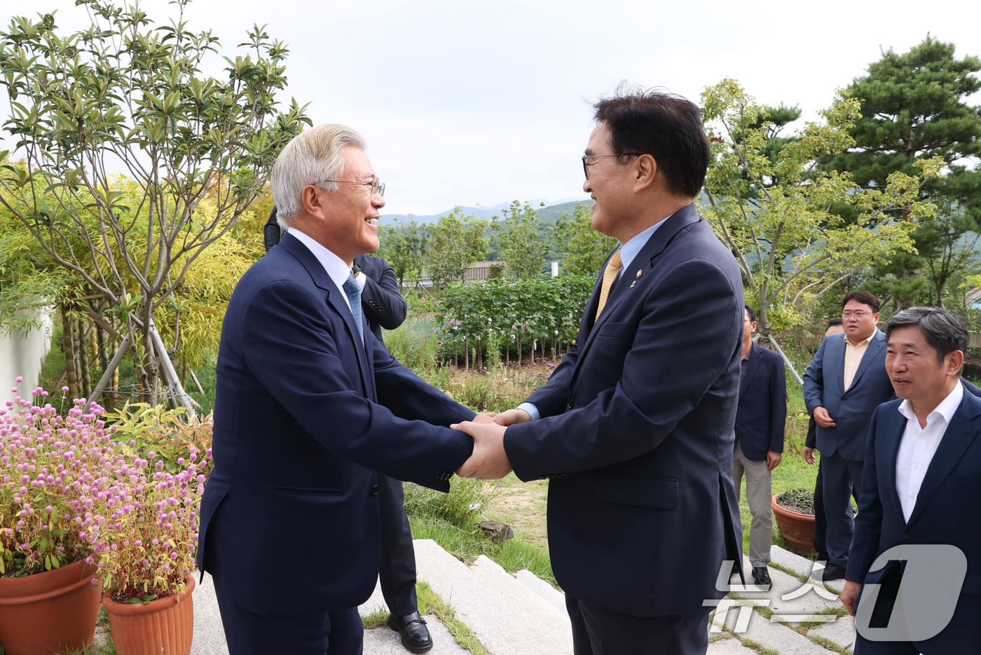 우원식 국회의장이 7일 경남 양산 평산마을에서 문재인 전 대통령을 예방해 인사하고 있다. (우원식 국회의장 페이스북 캡쳐) 2024.9.7/뉴스1
