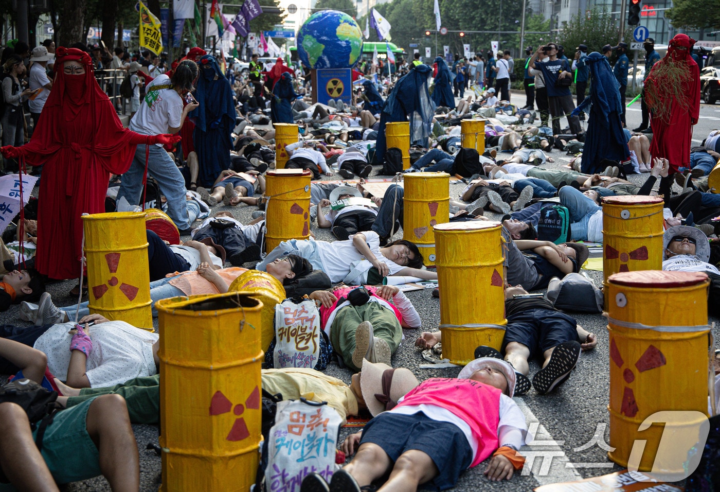 기후정의행진에서 참가자들이 다이인(die-in) 퍼포먼스를 하고 있다. 2024.9.7 ⓒ 뉴스1 이재명 기자